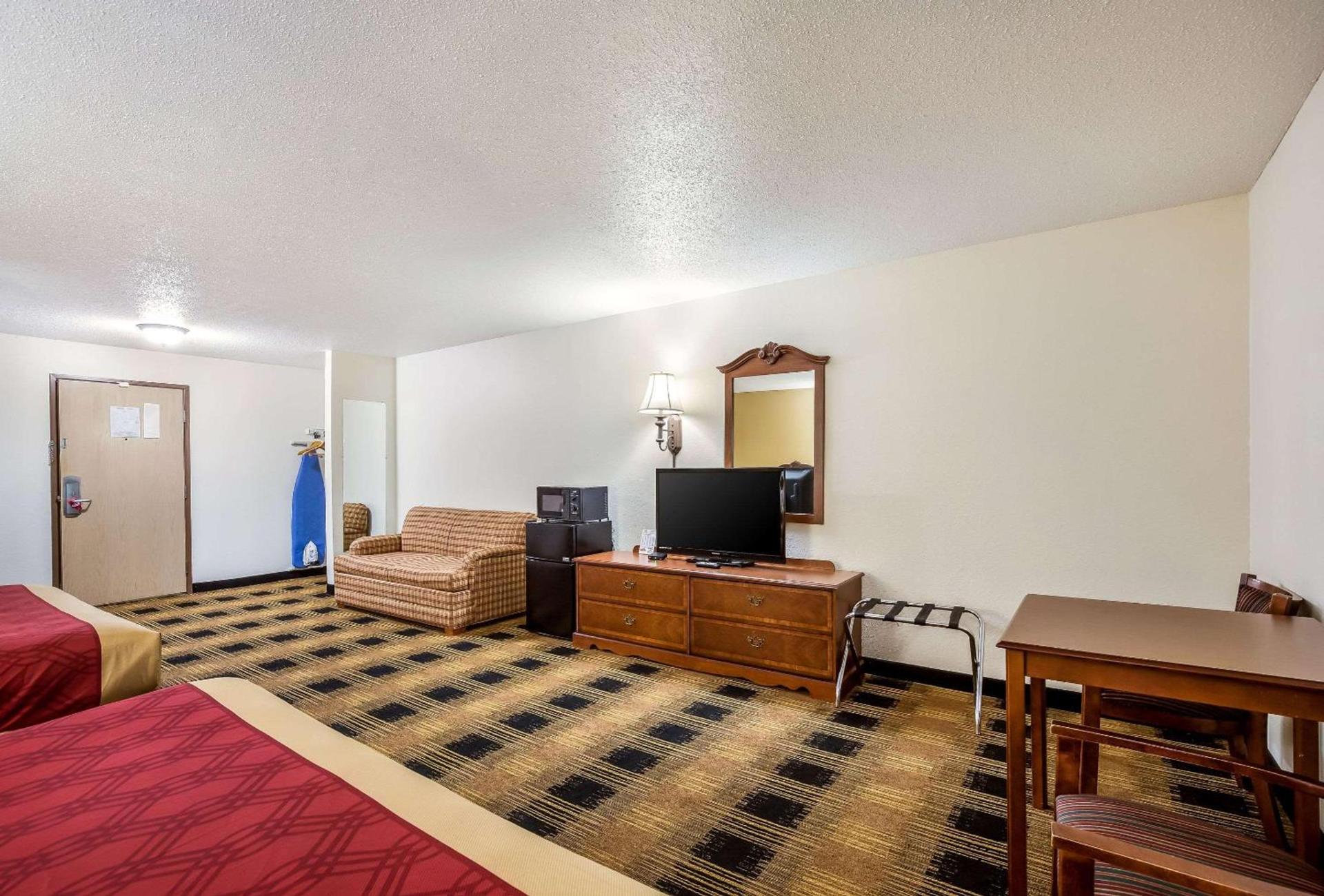 Econo Lodge Inn & Suites Fairview Heights St Louis photo 16