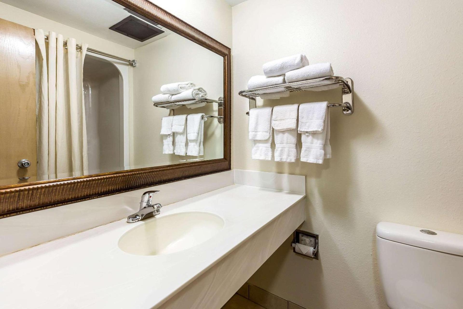 Econo Lodge Inn & Suites Fairview Heights St Louis photo 23