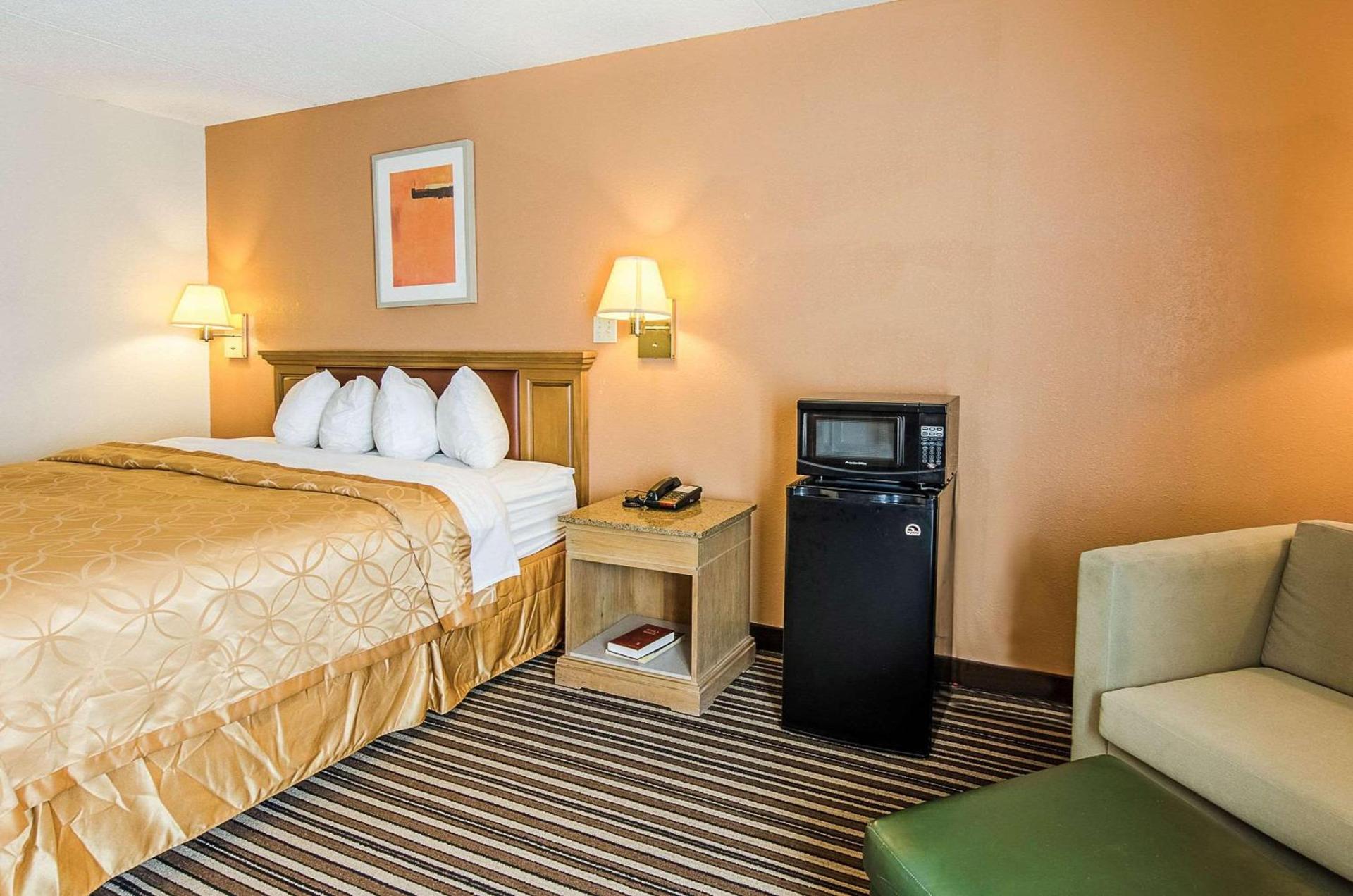 Econo Lodge Inn & Suites Norton - Wise South photo 12