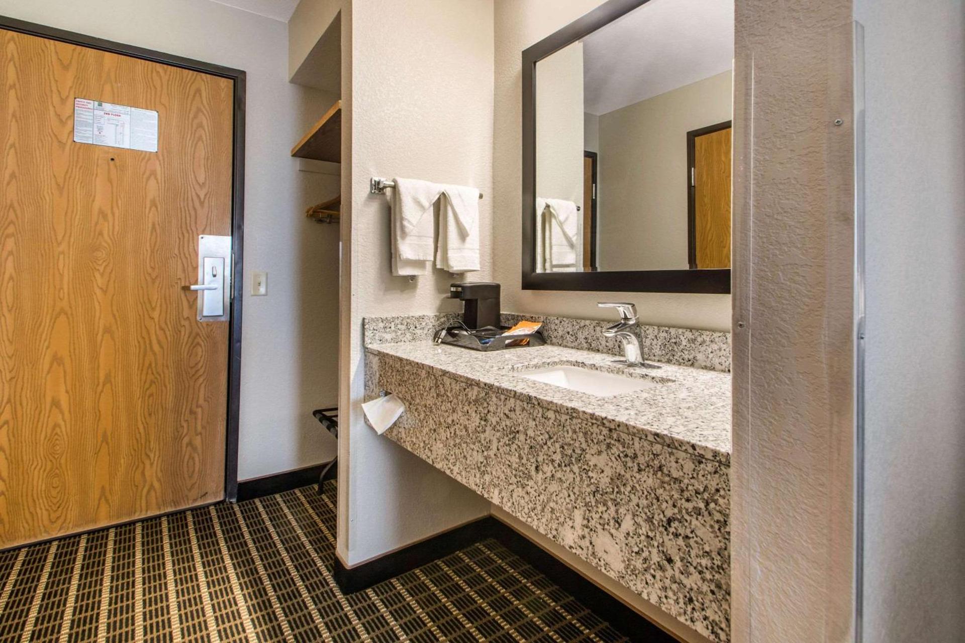 Quality Inn Madison West Near University Area photo 11