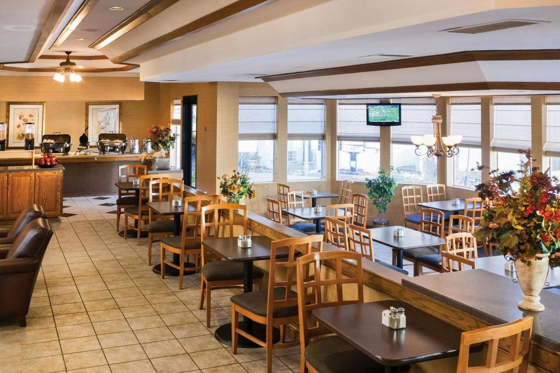 Quality Inn & Suites Albuquerque Midtown - University Area photo 12