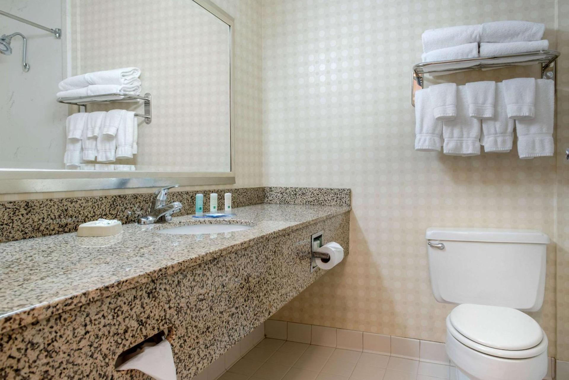 Quality Hotel Conference Center Cincinnati Blue Ash photo 9