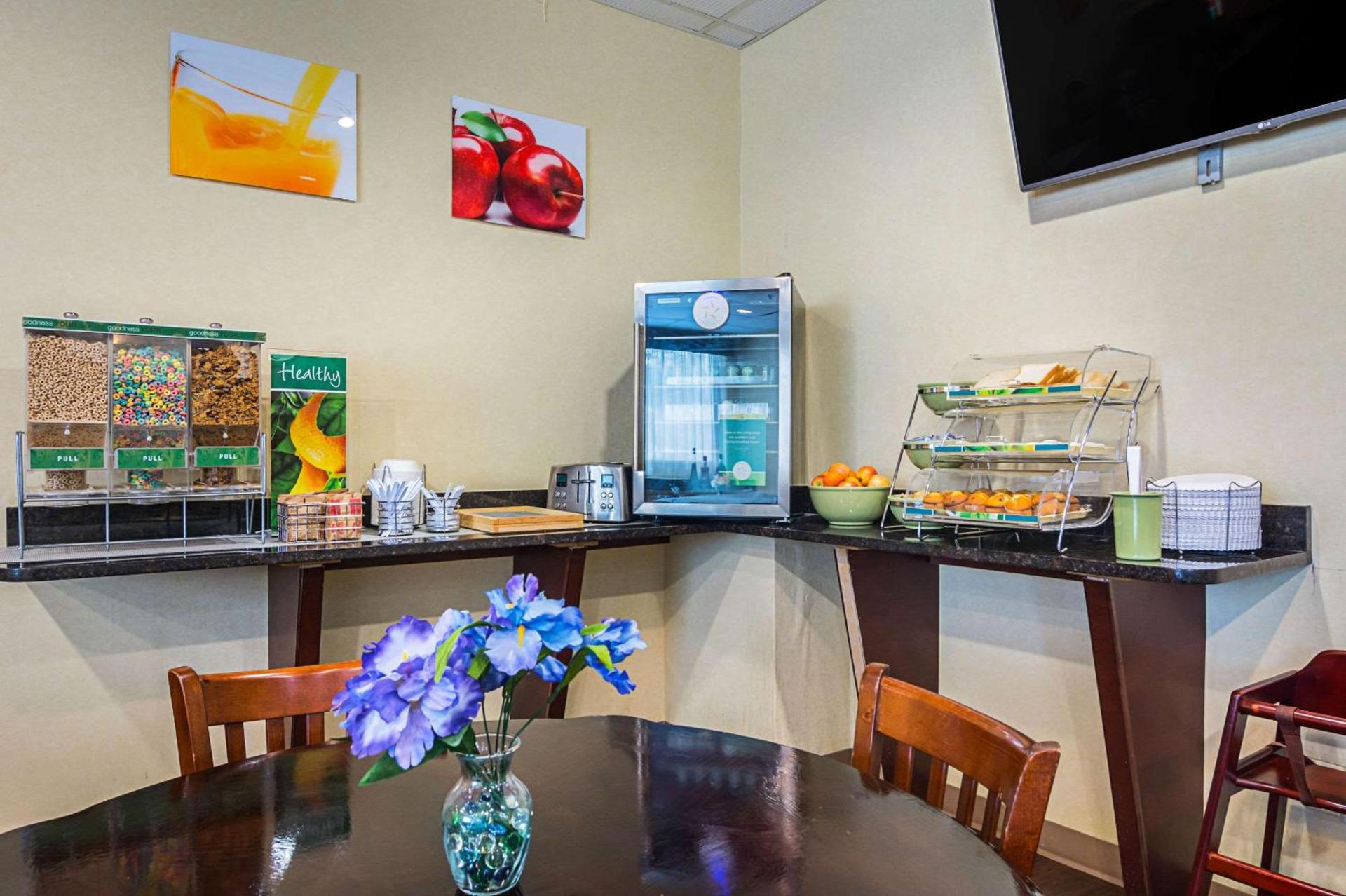 Quality Suites Atlanta Airport East photo 26
