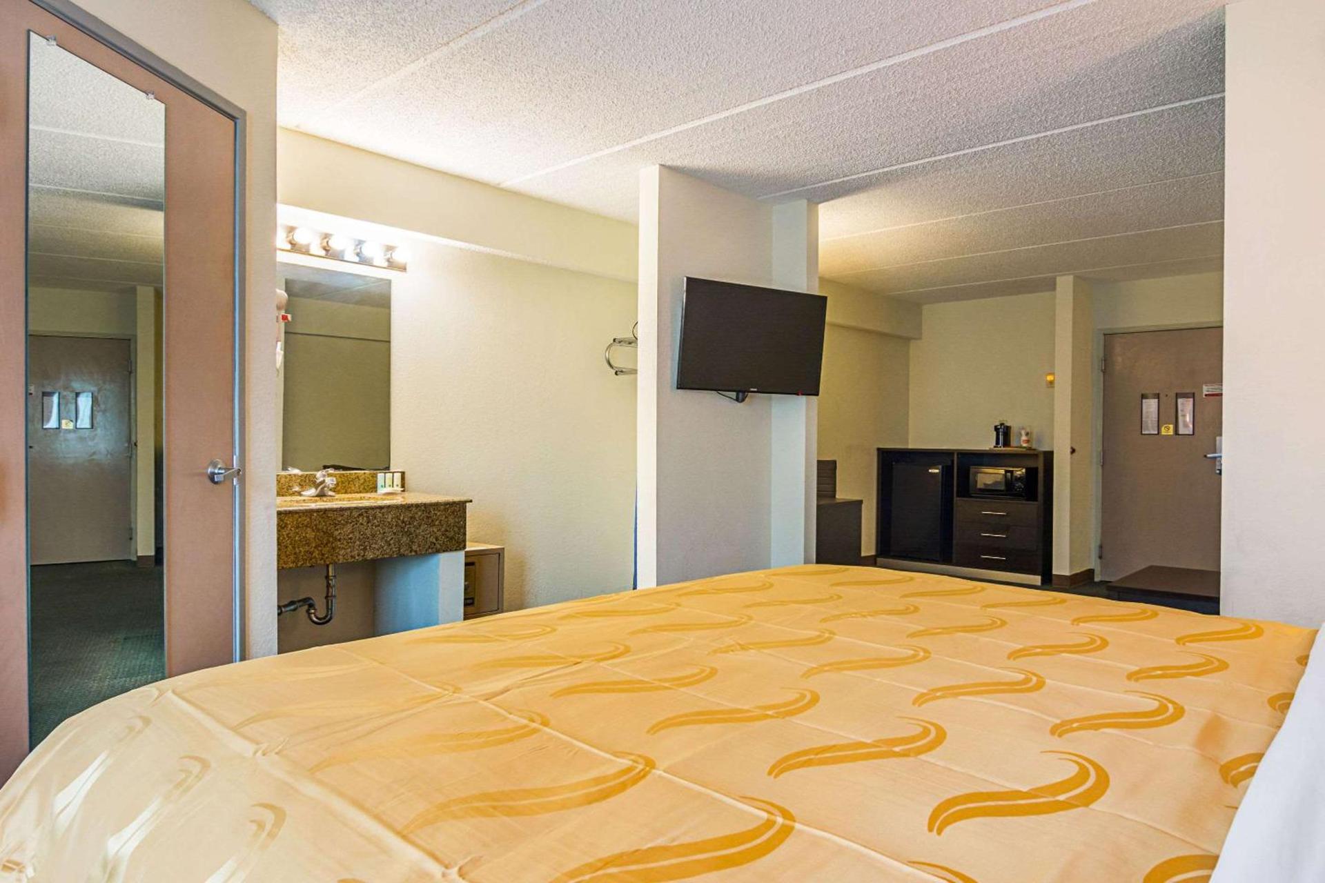 Quality Suites Atlanta Airport East photo 18