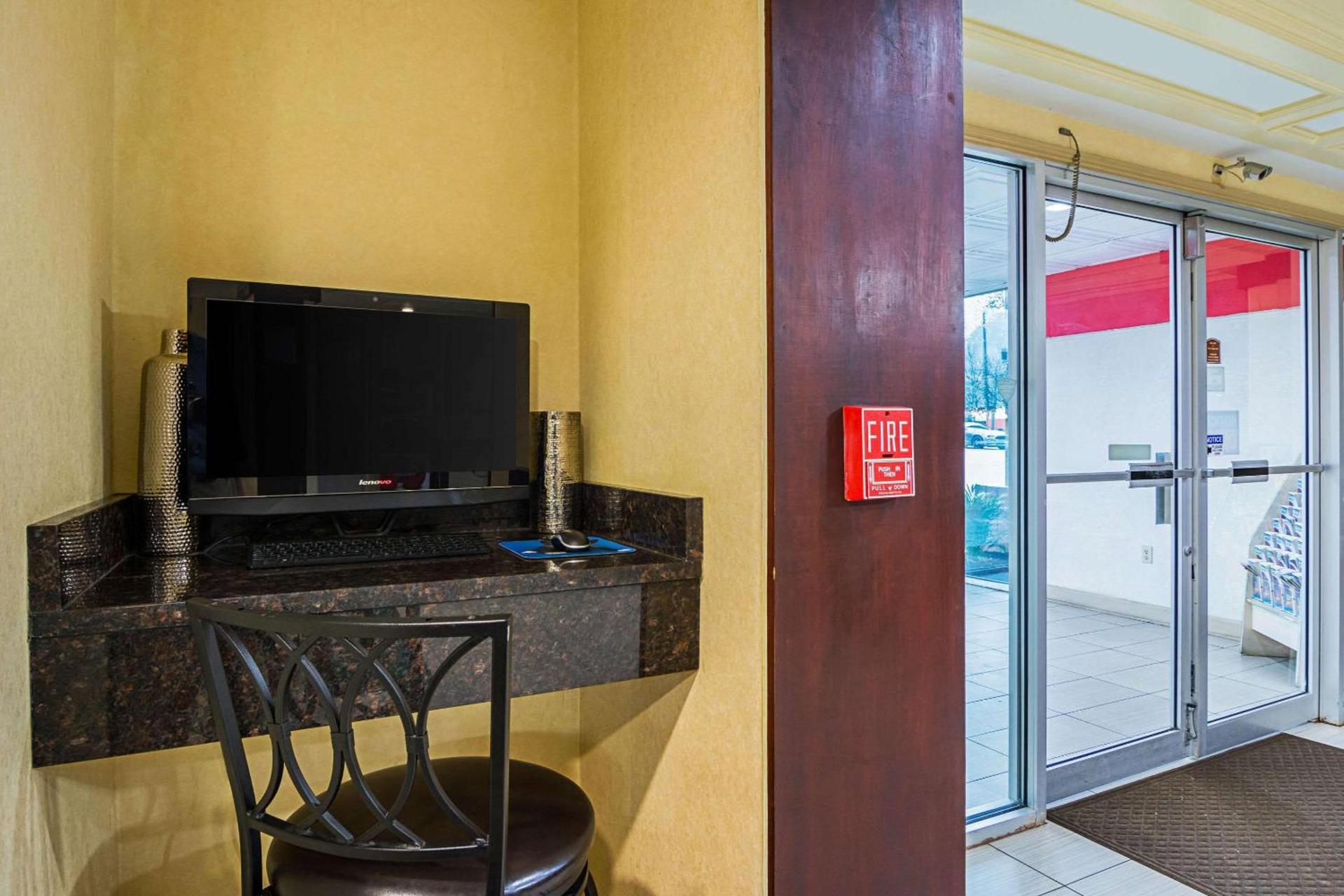 Quality Suites Atlanta Airport East photo 22