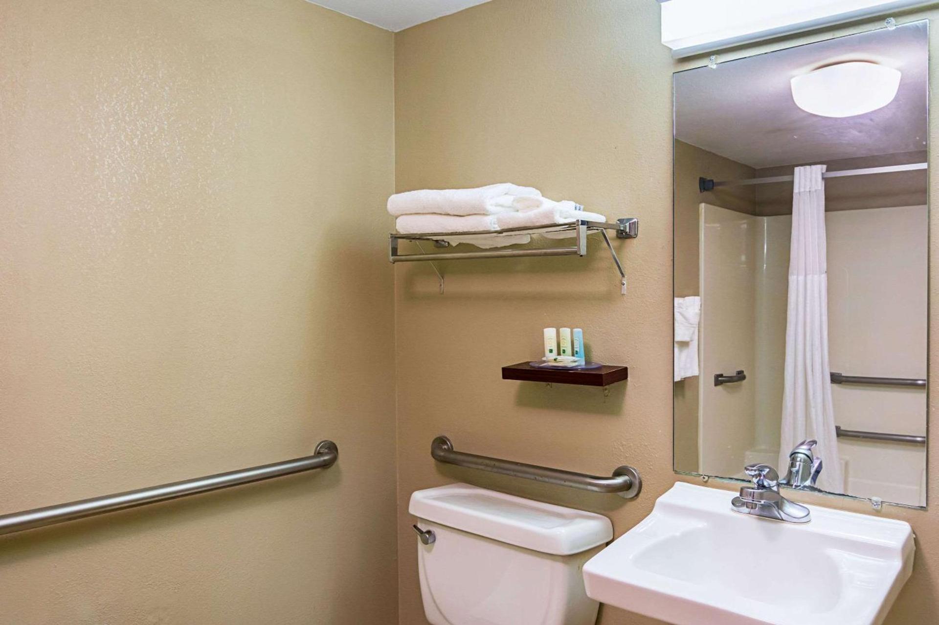 Quality Suites Atlanta Airport East photo 10