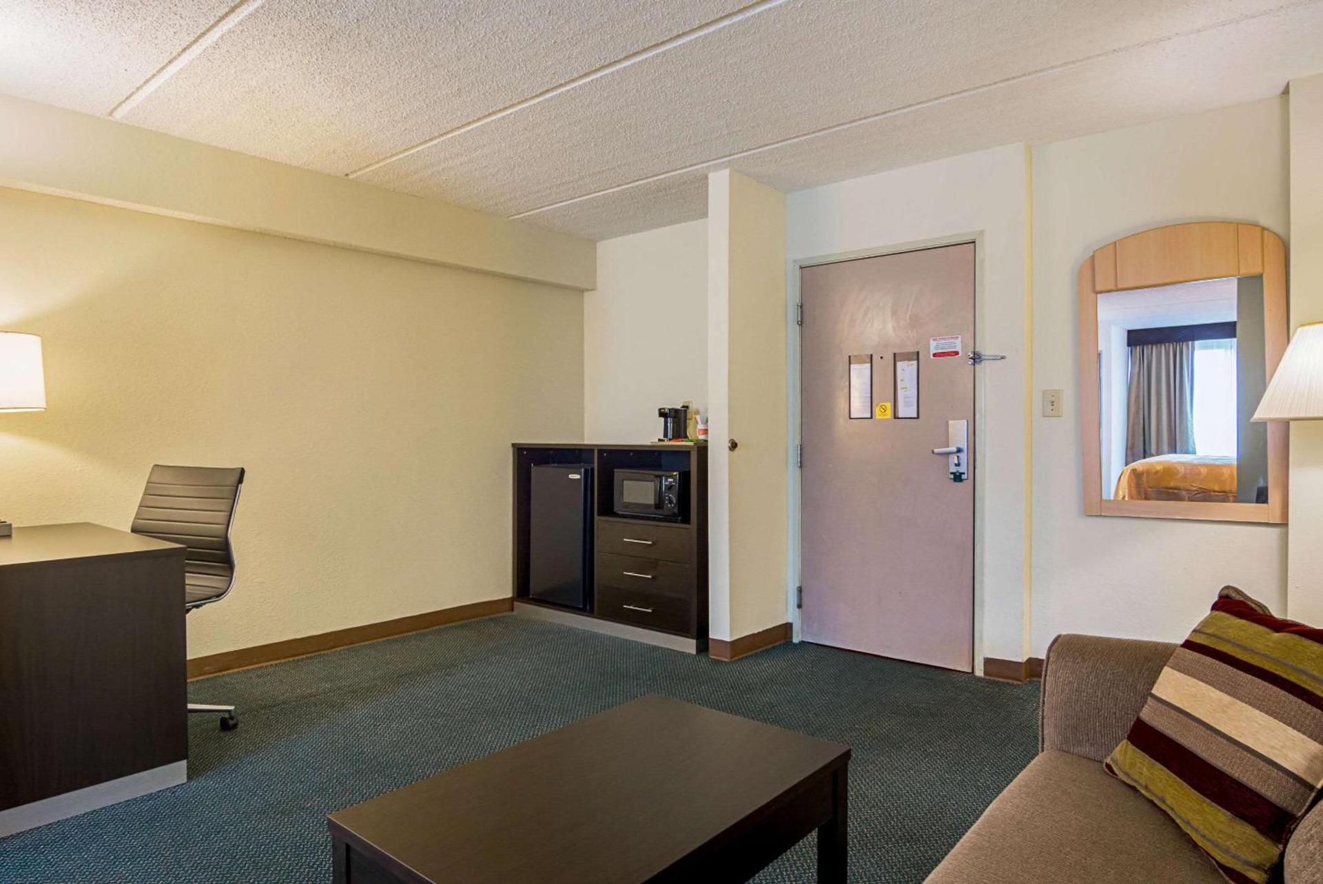 Quality Suites Atlanta Airport East photo 16