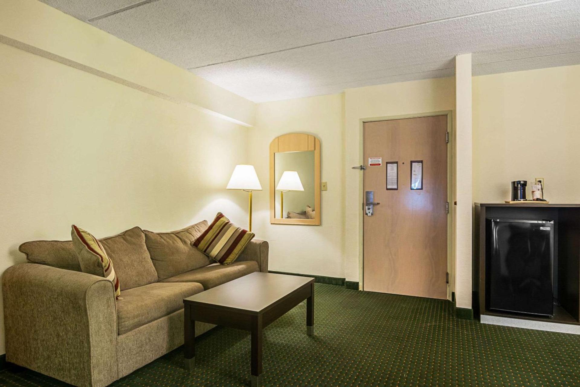 Quality Suites Atlanta Airport East photo 12