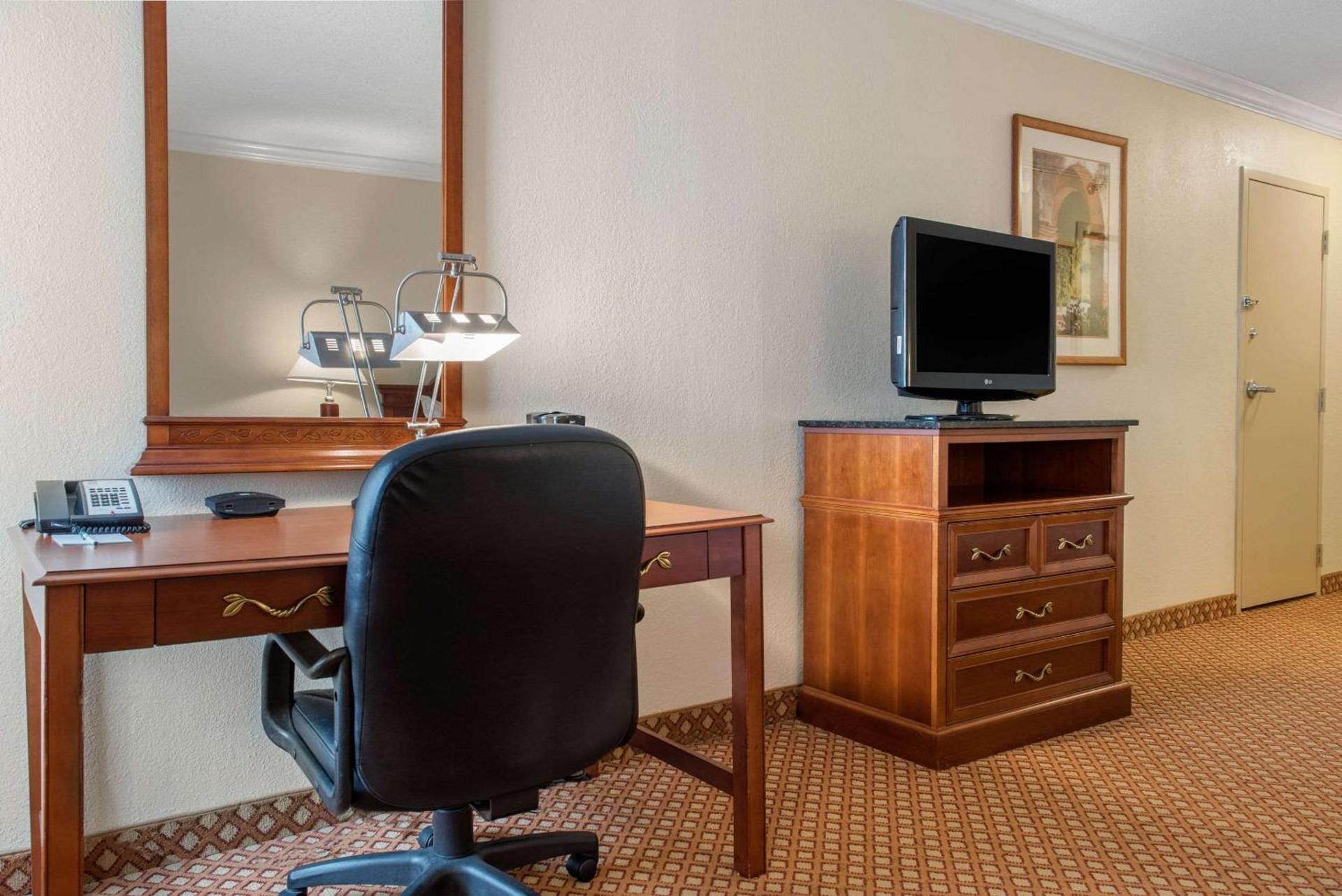 Quality Hotel Conference Center Cincinnati Blue Ash photo 13