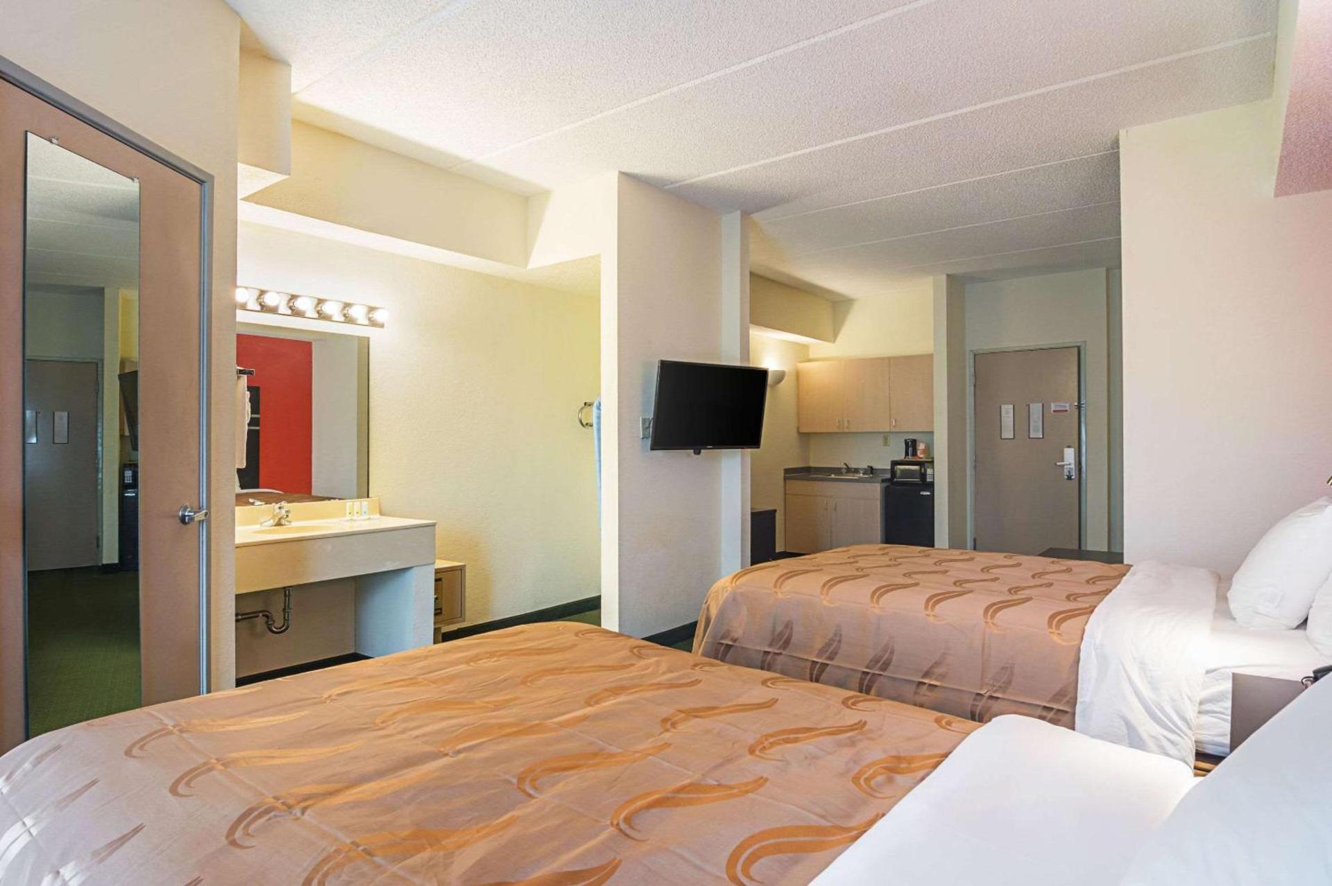 Quality Suites Atlanta Airport East photo 7