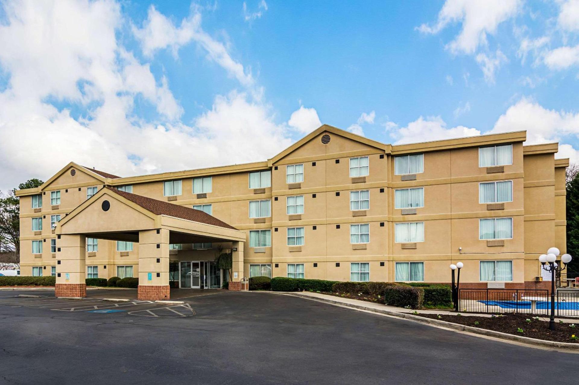 Quality Suites Atlanta Airport East photo 2