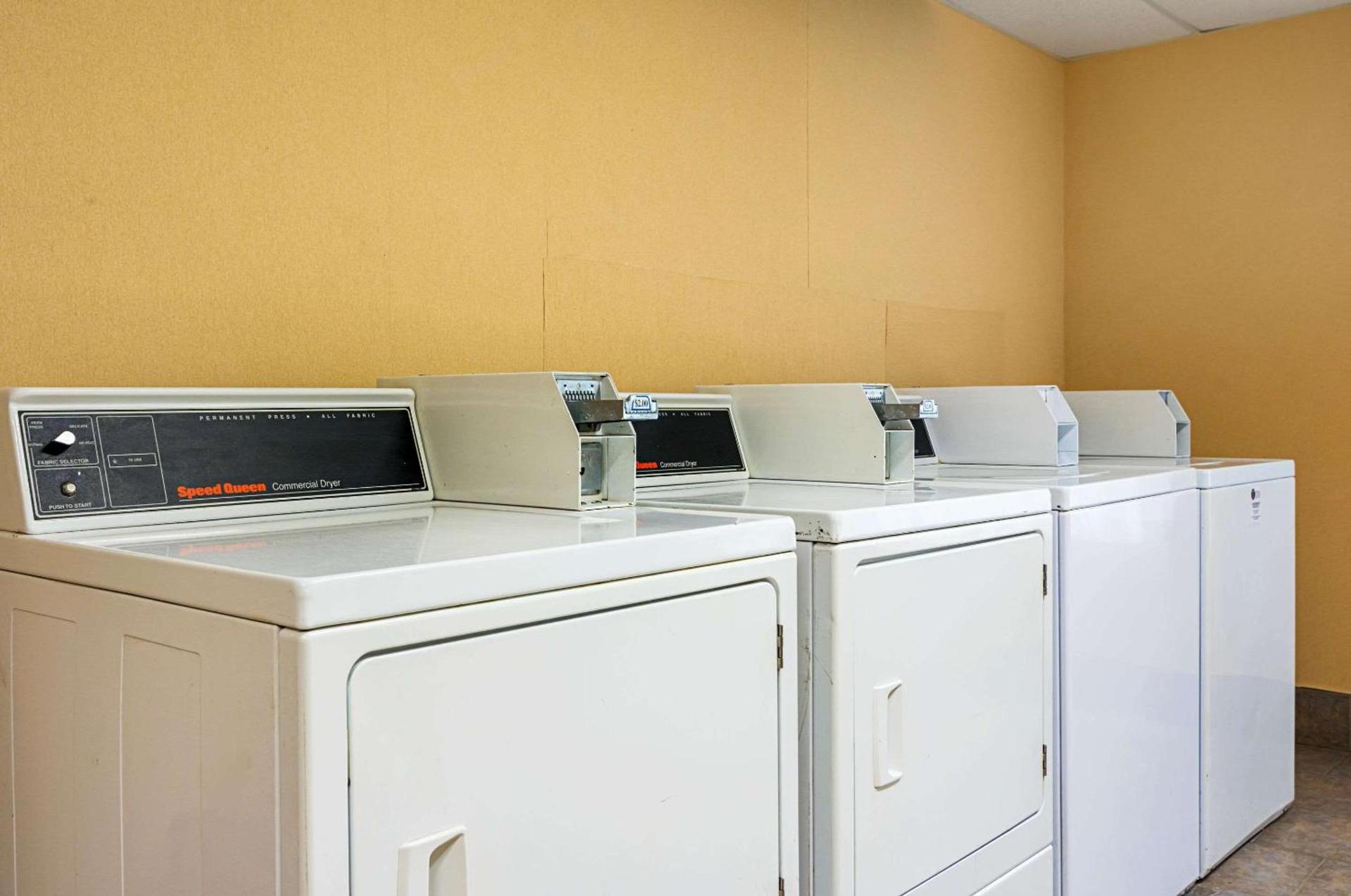 Quality Suites Atlanta Airport East photo 27