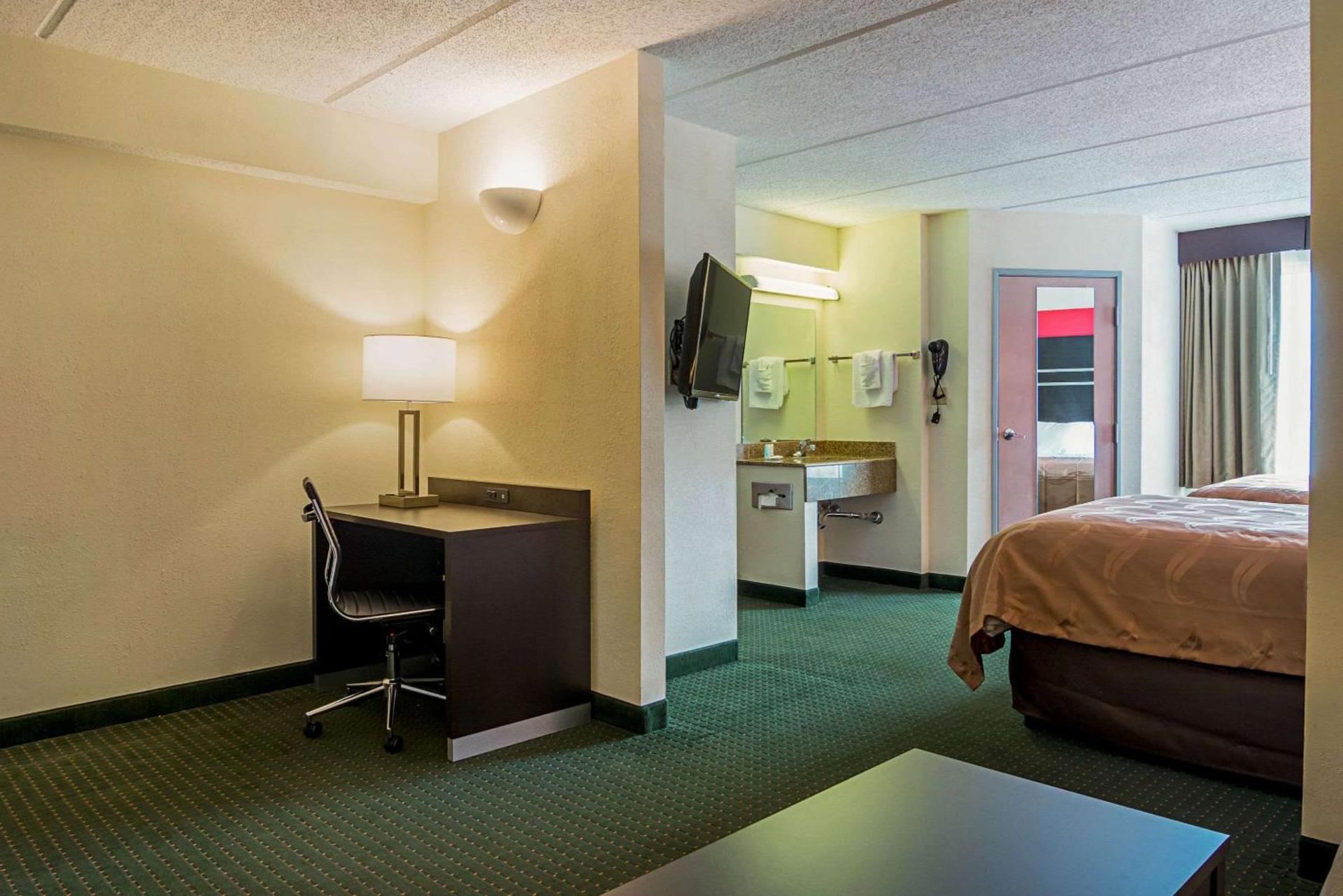 Quality Suites Atlanta Airport East photo 13