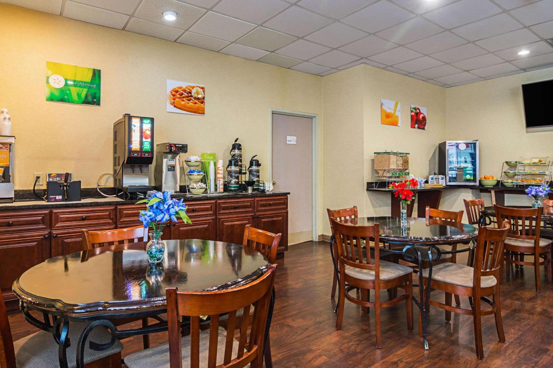 Quality Suites Atlanta Airport East photo 25