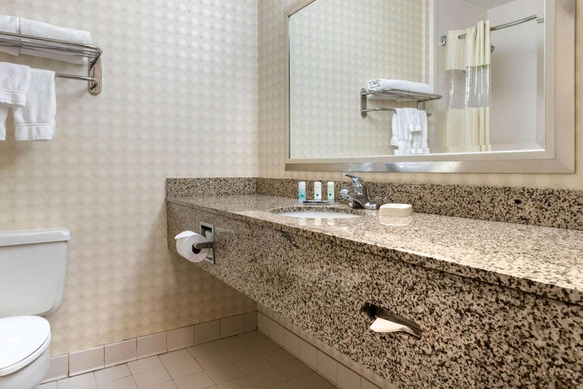 Quality Hotel Conference Center Cincinnati Blue Ash photo 14
