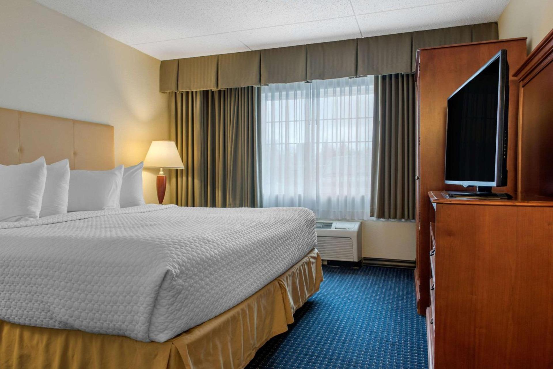 Quality Hotel Conference Center Cincinnati Blue Ash photo 21