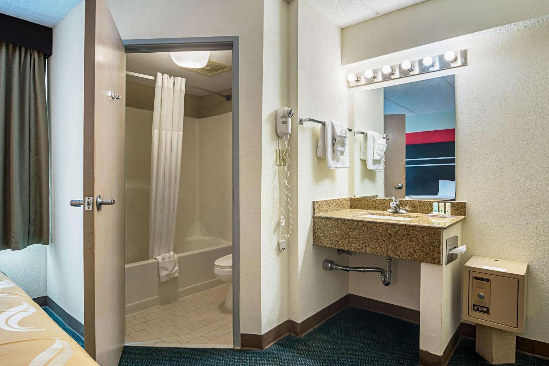 Quality Suites Atlanta Airport East photo 19