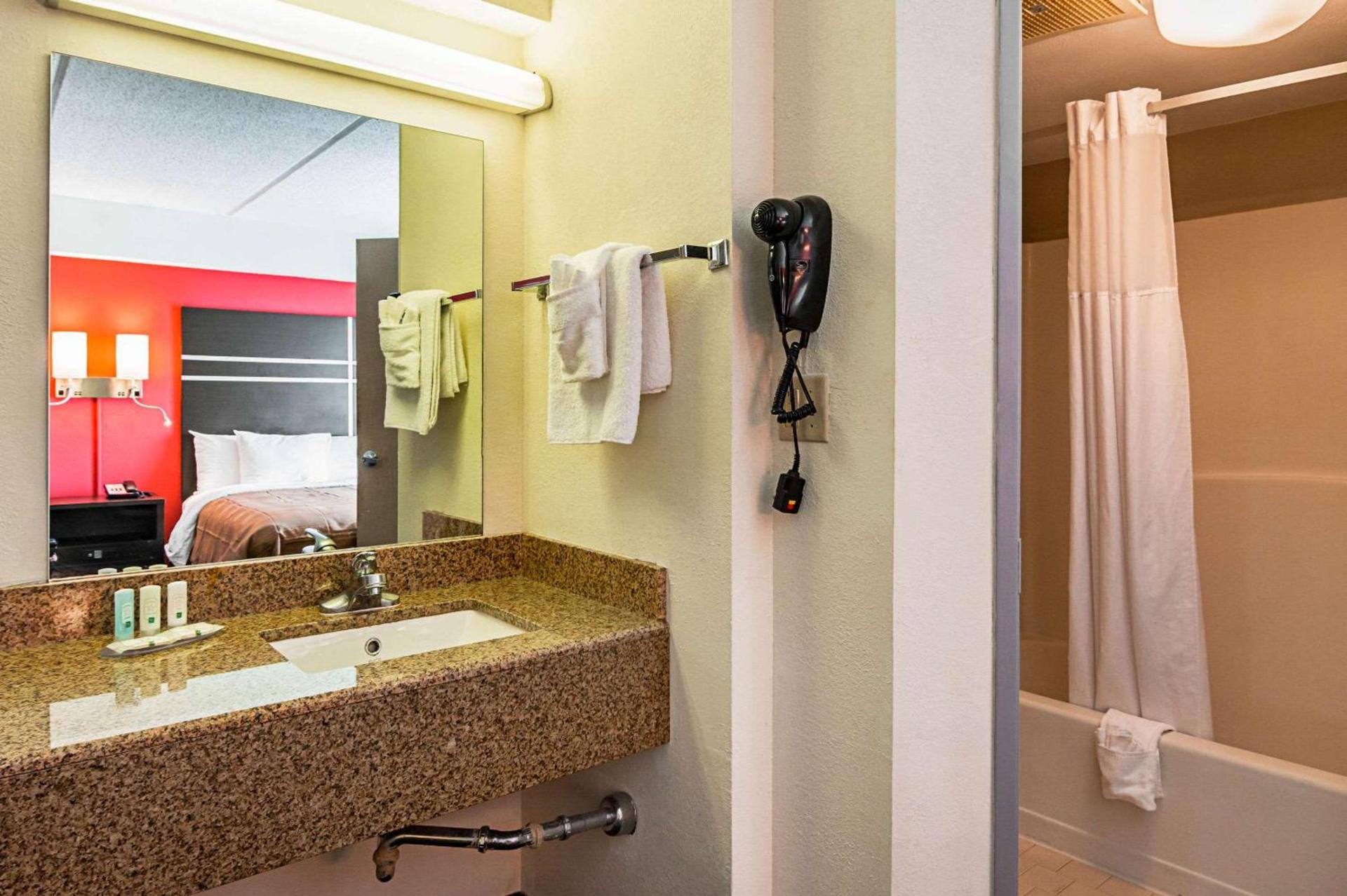 Quality Suites Atlanta Airport East photo 15