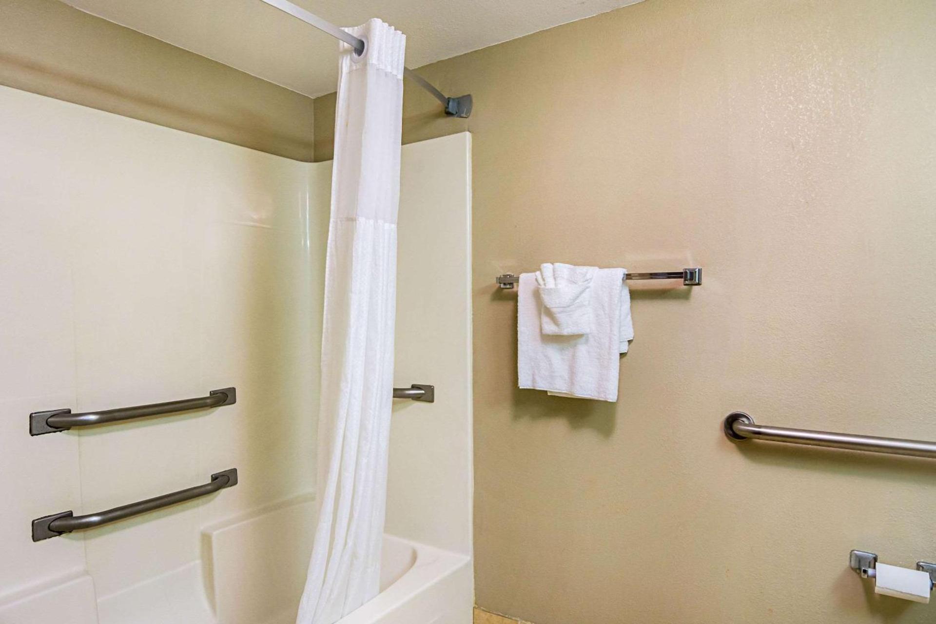 Quality Suites Atlanta Airport East photo 11