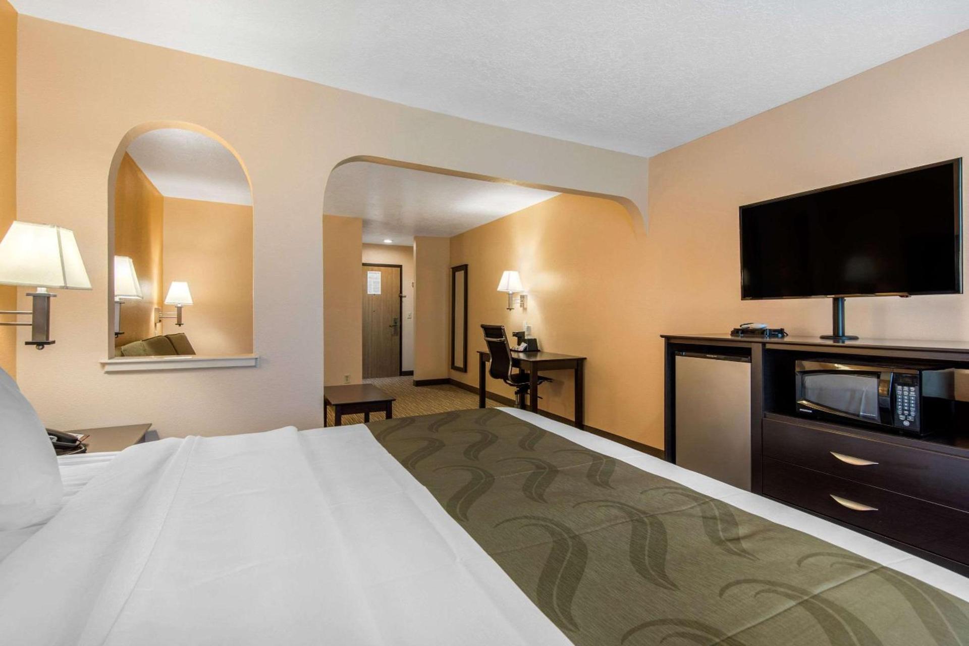 Quality Inn & Suites Albuquerque North near Balloon Fiesta Park photo 31