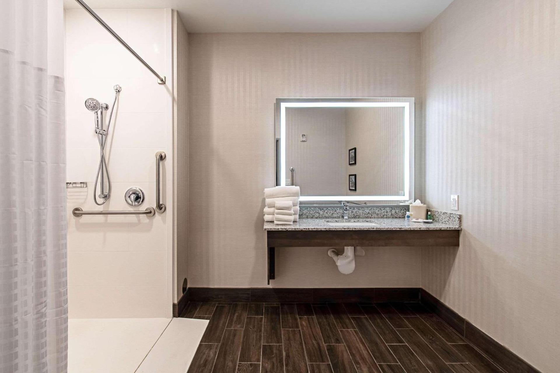 Comfort Suites Grove City - Columbus South photo 13