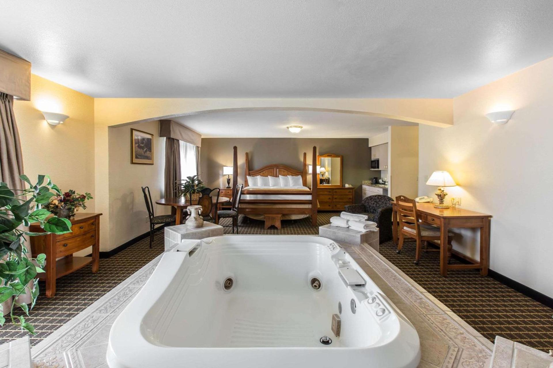 Quality Inn and Suites Silverthorne - Copper Mountain photo 36