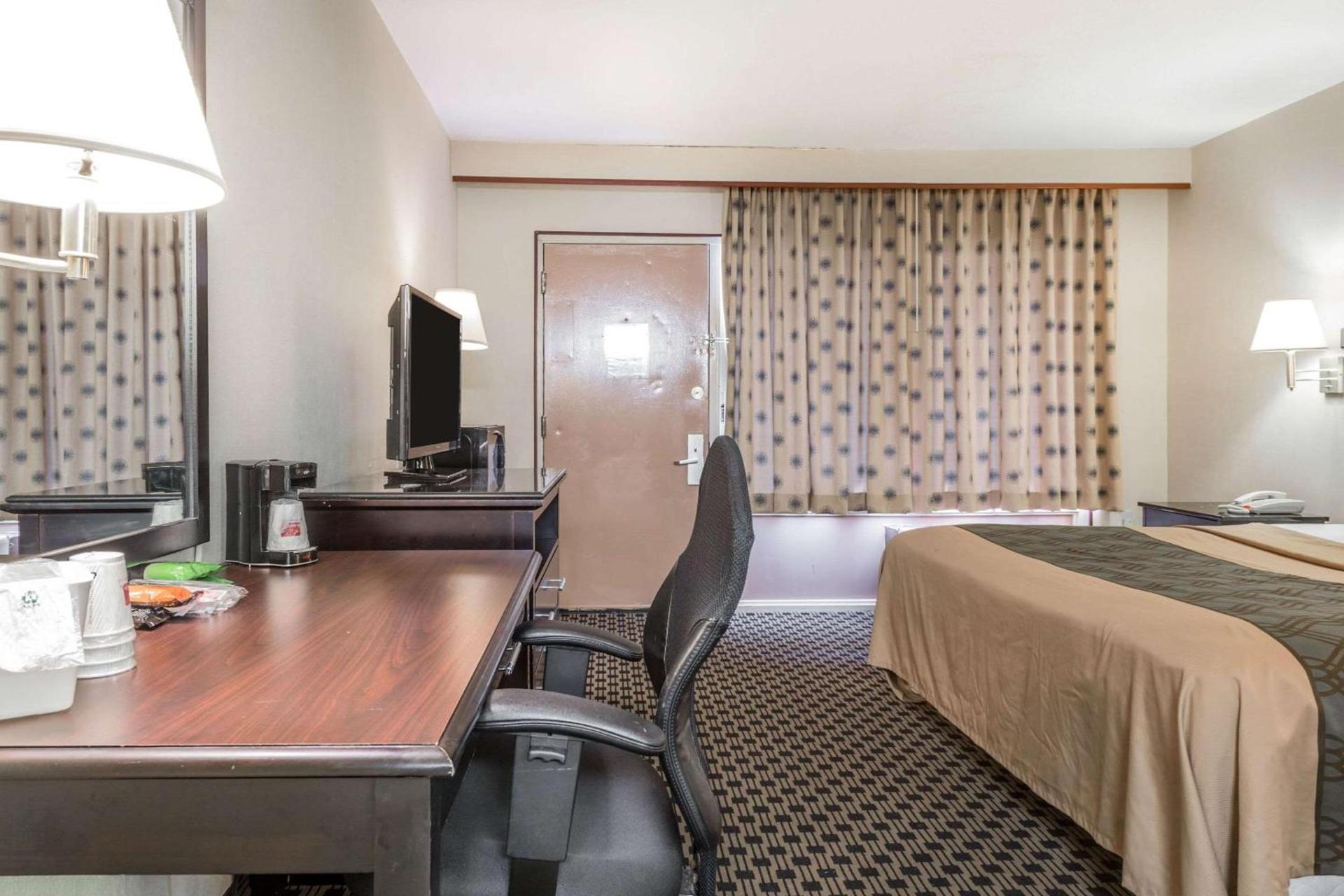 Econo Lodge photo 11