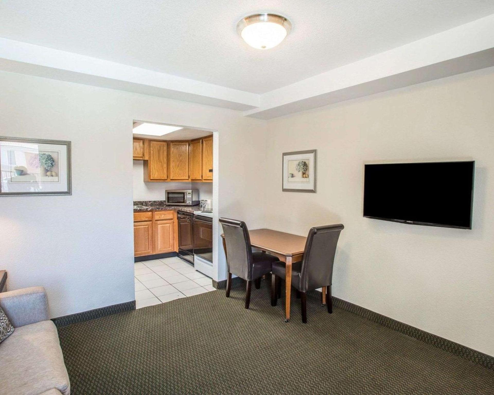 Rodeway Inn Greeley photo 8