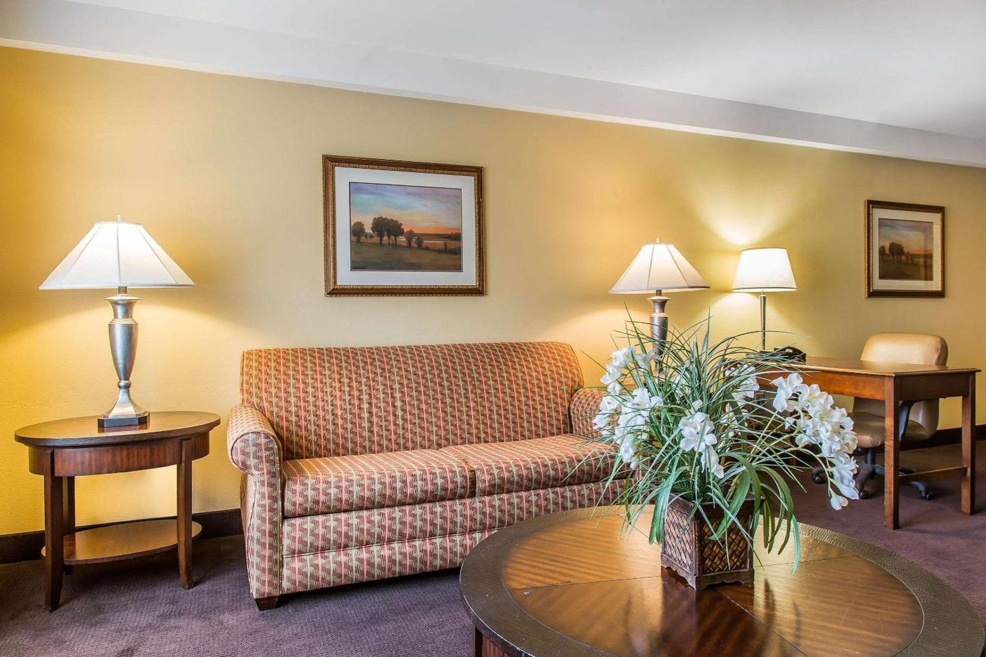Clarion Hotel & Suites Hamden-New Haven photo 20