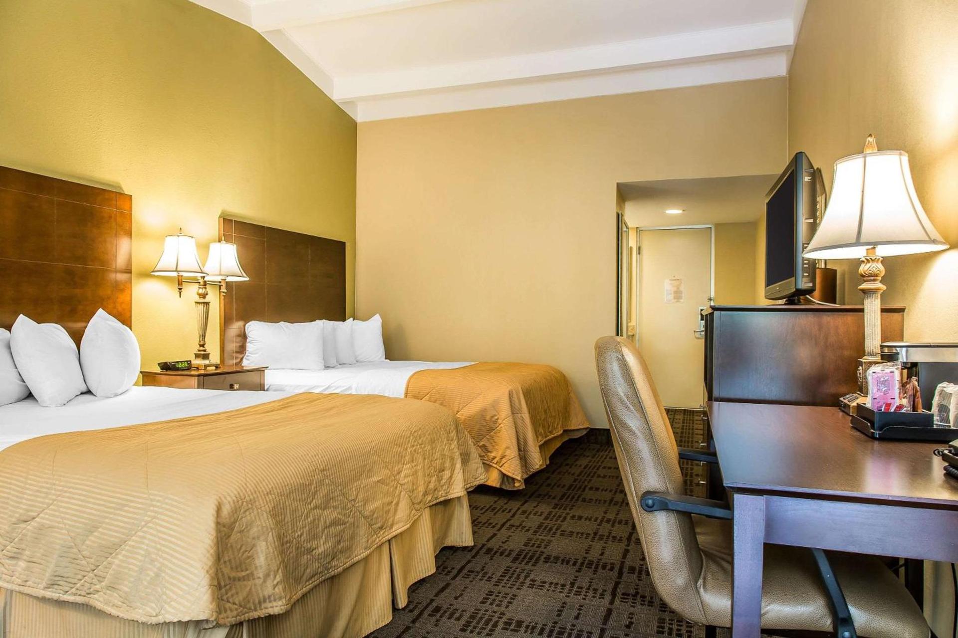 Clarion Hotel & Suites Hamden-New Haven photo 14