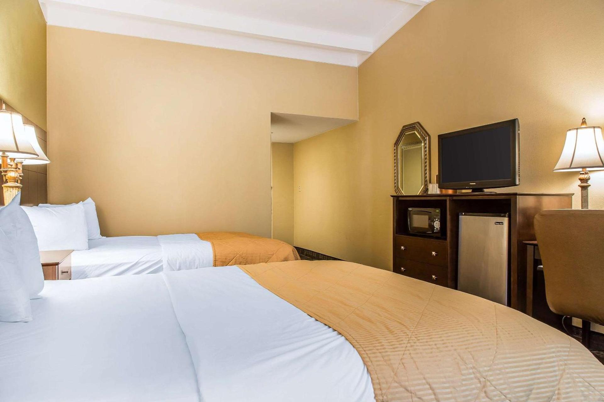Clarion Hotel & Suites Hamden-New Haven photo 16