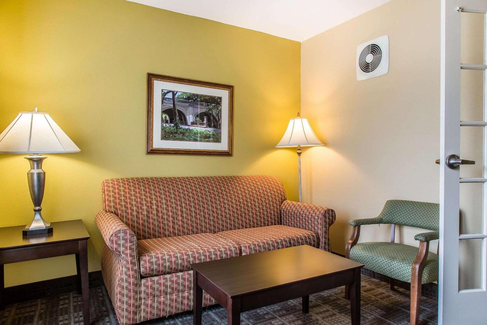 Clarion Hotel & Suites Hamden-New Haven photo 24