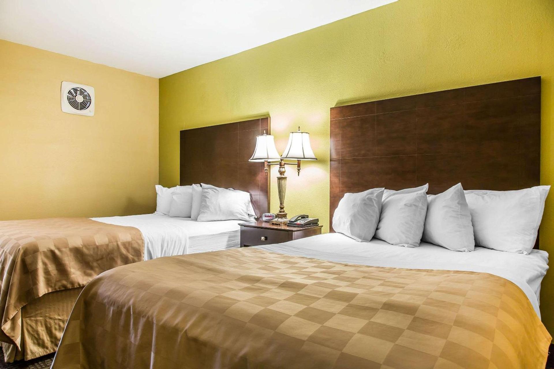 Clarion Hotel & Suites Hamden-New Haven photo 26