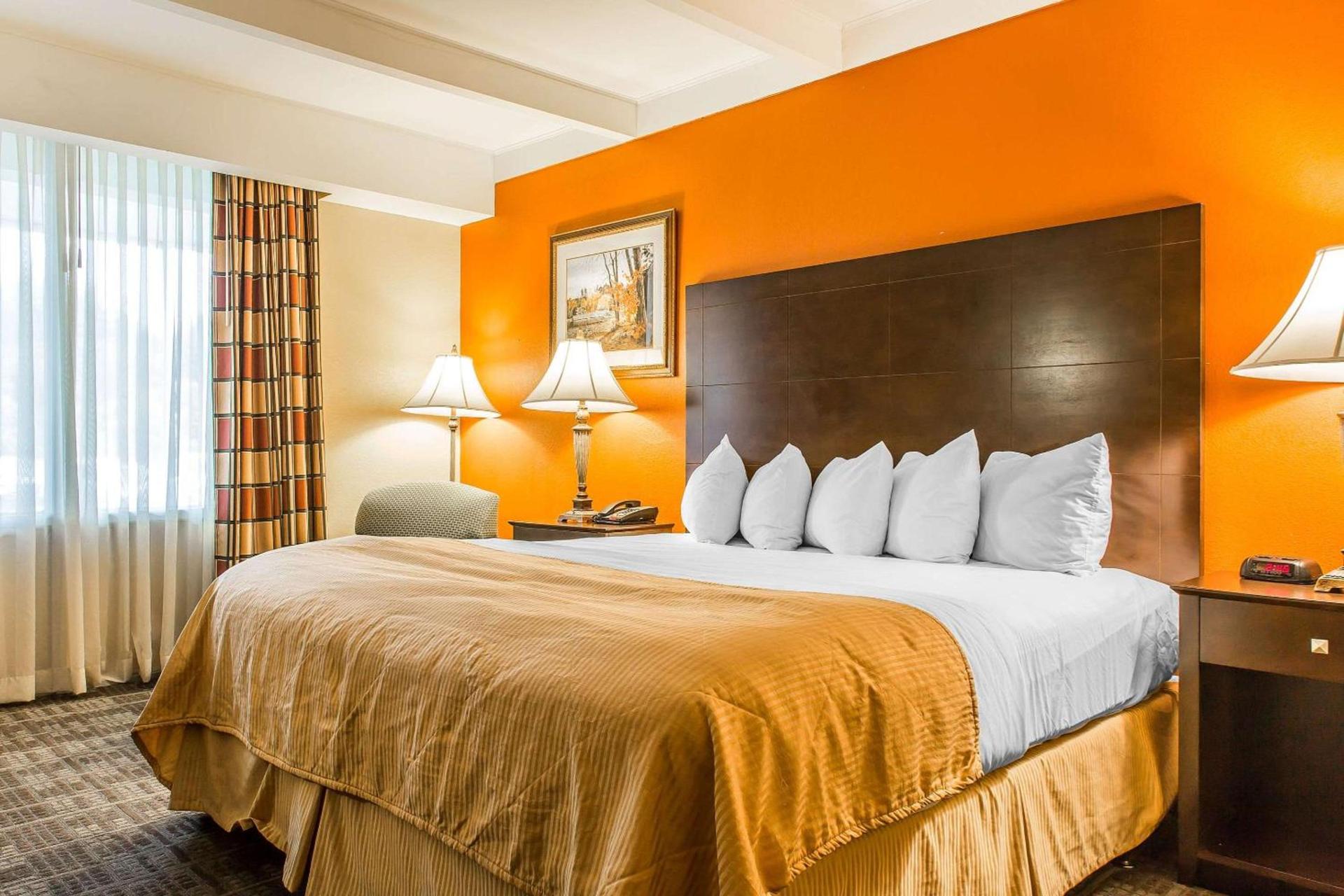 Clarion Hotel & Suites Hamden-New Haven photo 8