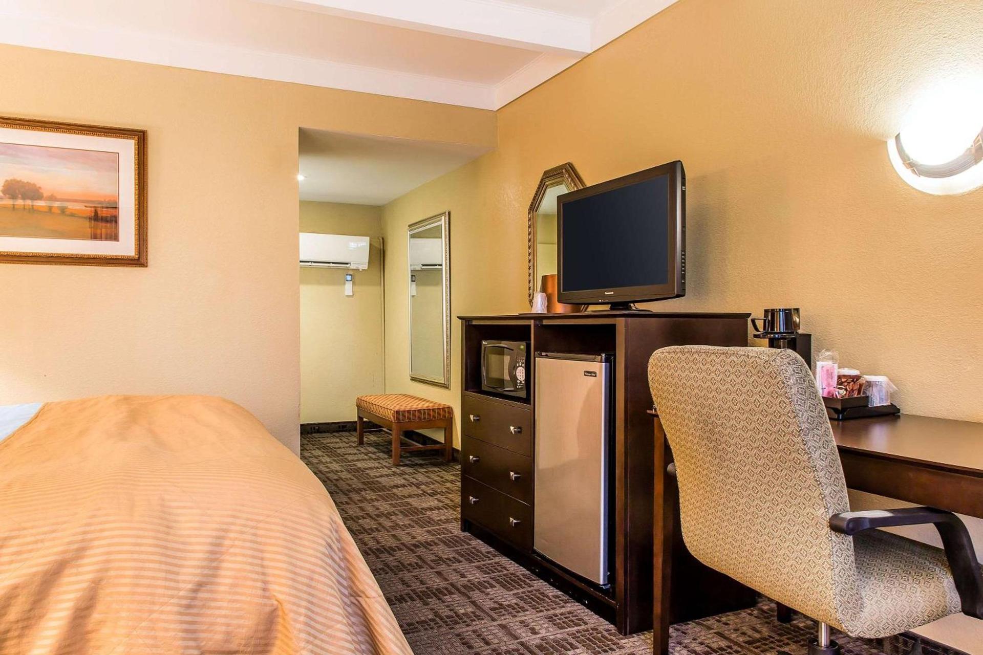 Clarion Hotel & Suites Hamden-New Haven photo 10