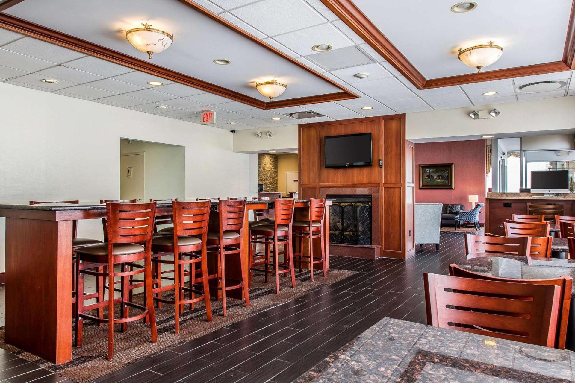 Clarion Hotel & Suites Hamden-New Haven photo 34