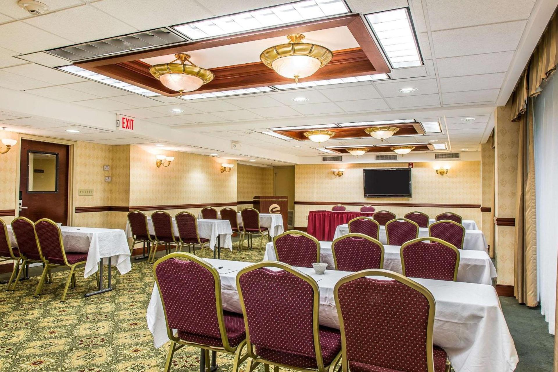 Clarion Hotel & Suites Hamden-New Haven photo 32