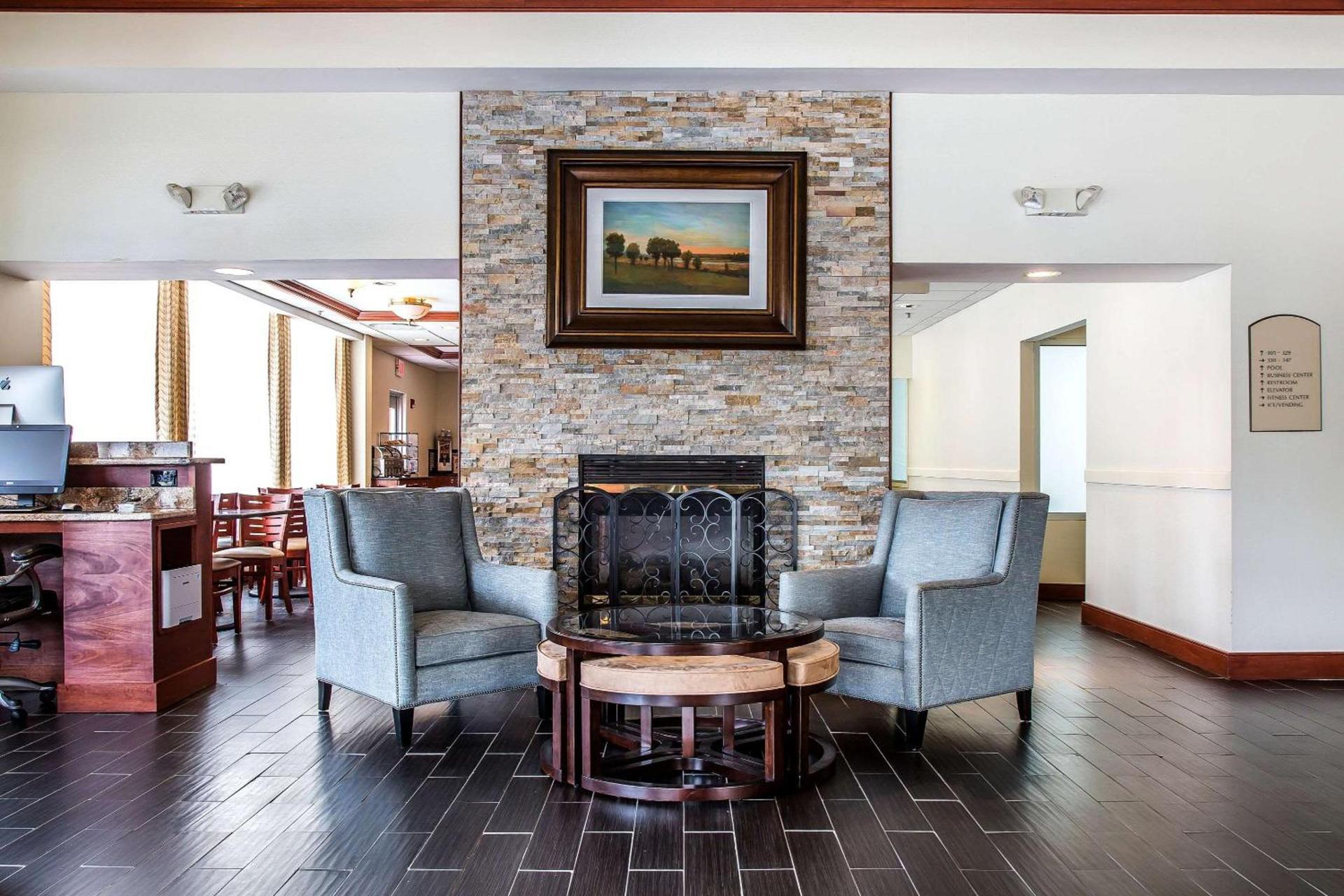Clarion Hotel & Suites Hamden-New Haven photo 4