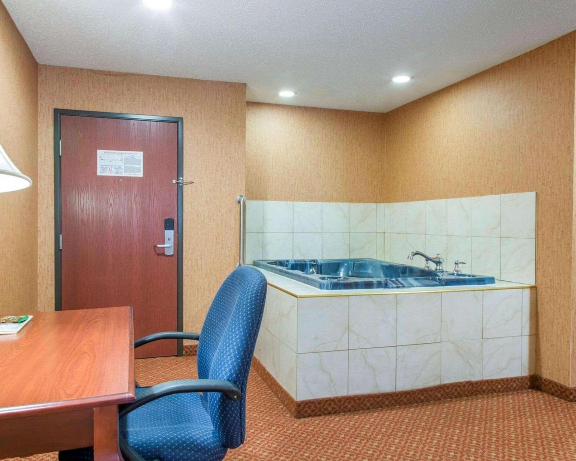Quality Inn & Suites photo 2