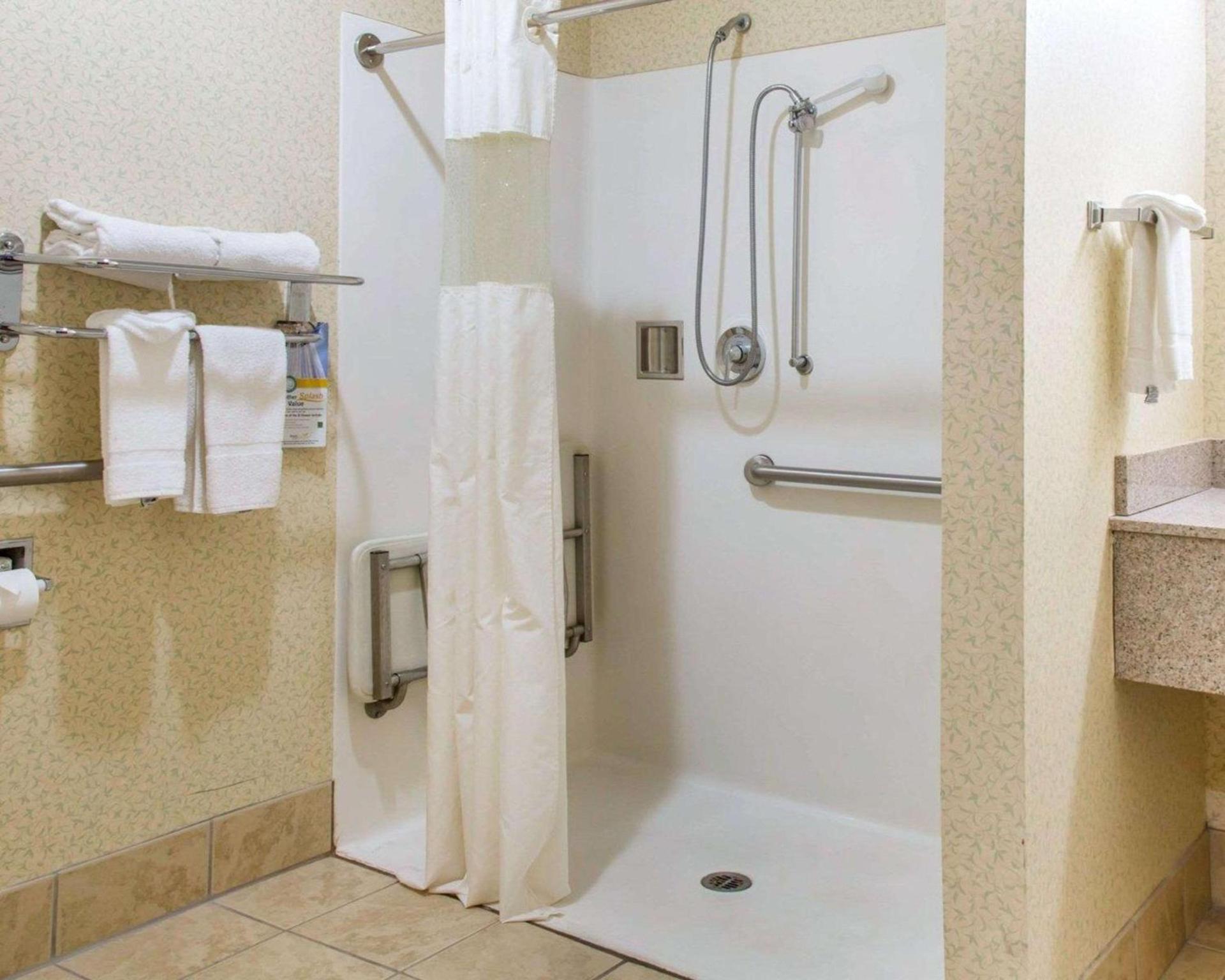 Quality Inn & Suites photo 12