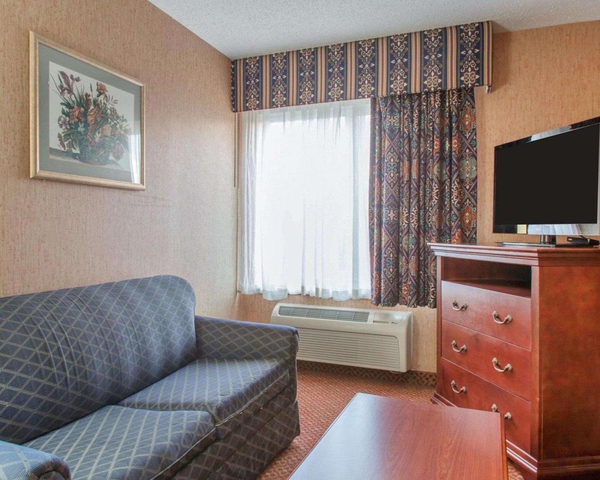 Quality Inn & Suites photo 13