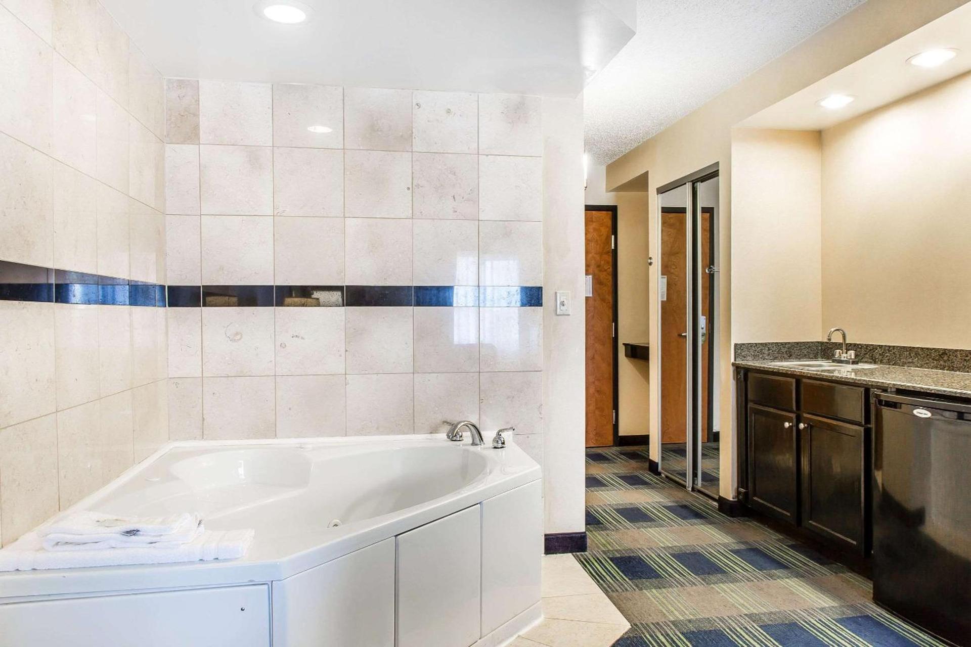 Comfort Inn & Suites Meriden East photo 14