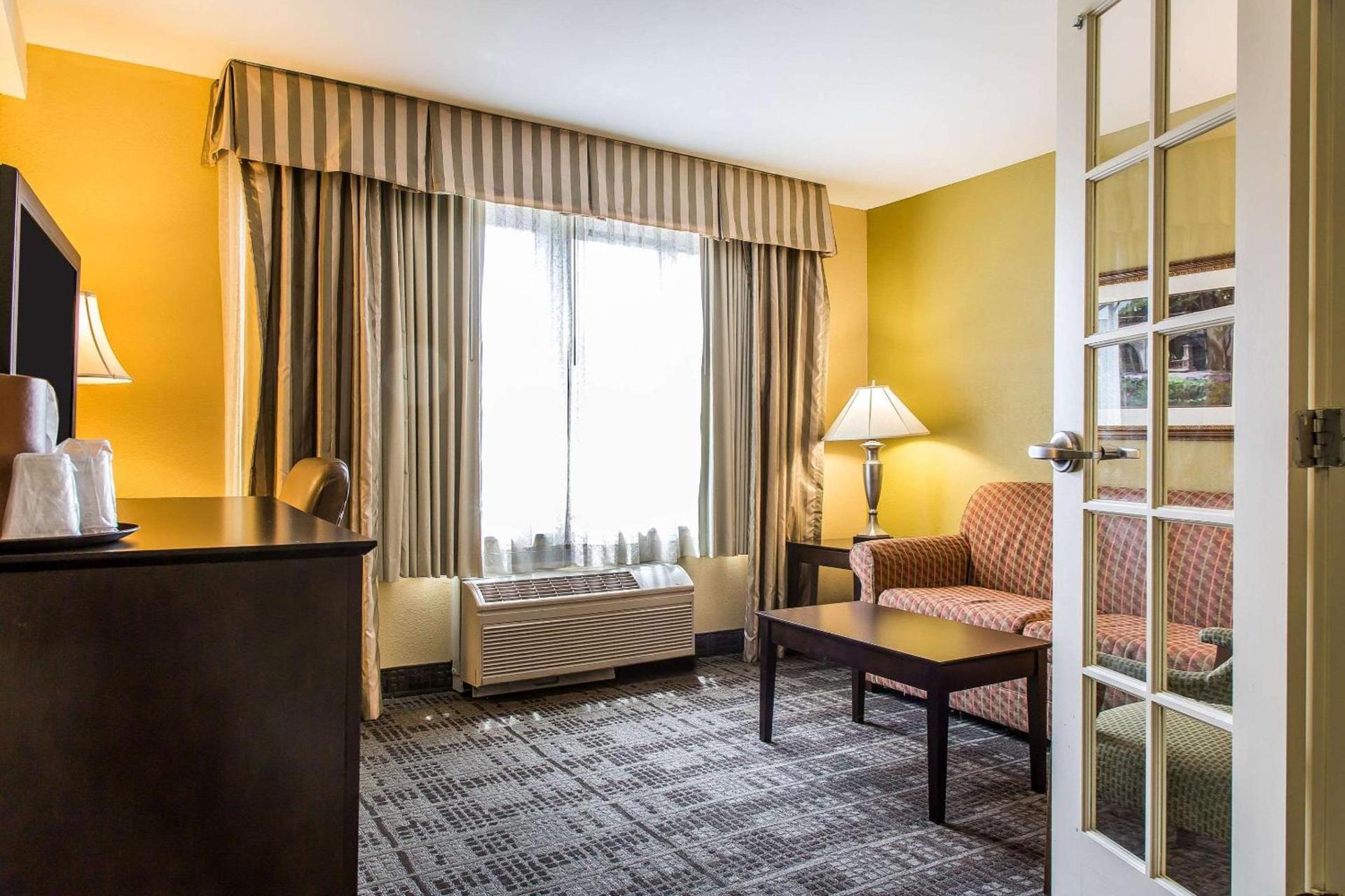 Clarion Hotel & Suites Hamden-New Haven photo 21
