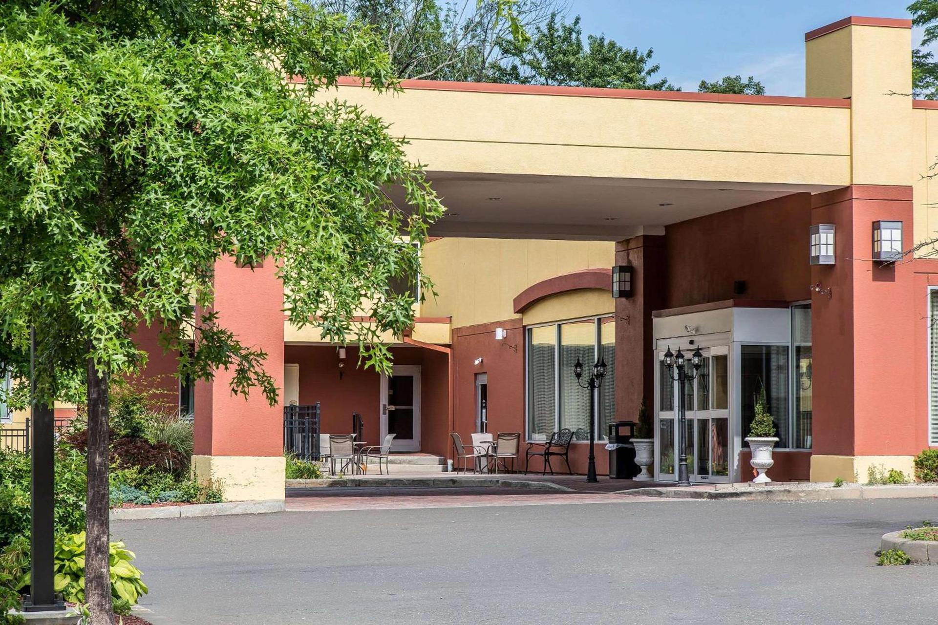 Clarion Hotel & Suites Hamden-New Haven photo 3