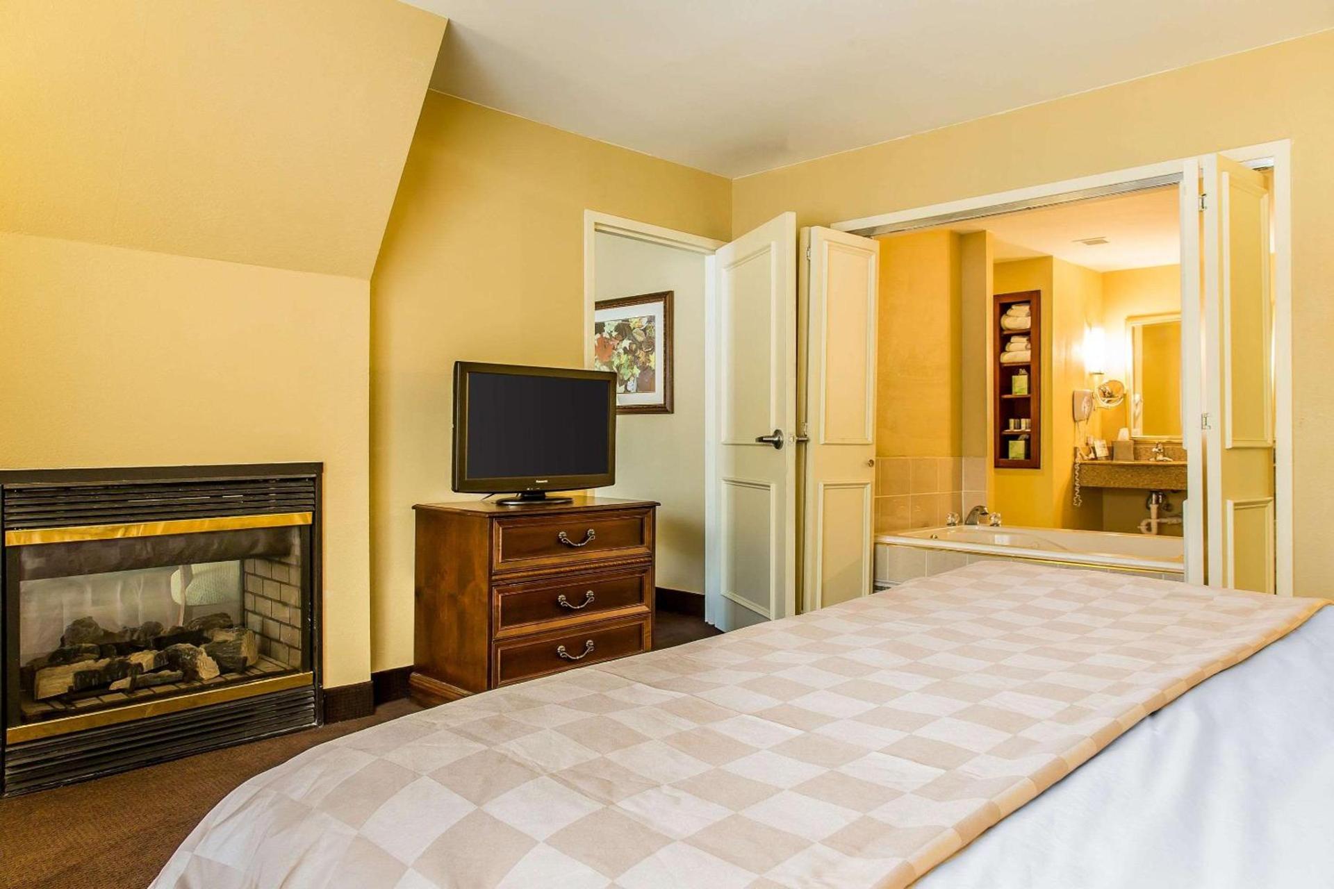 Clarion Hotel & Suites Hamden-New Haven photo 27
