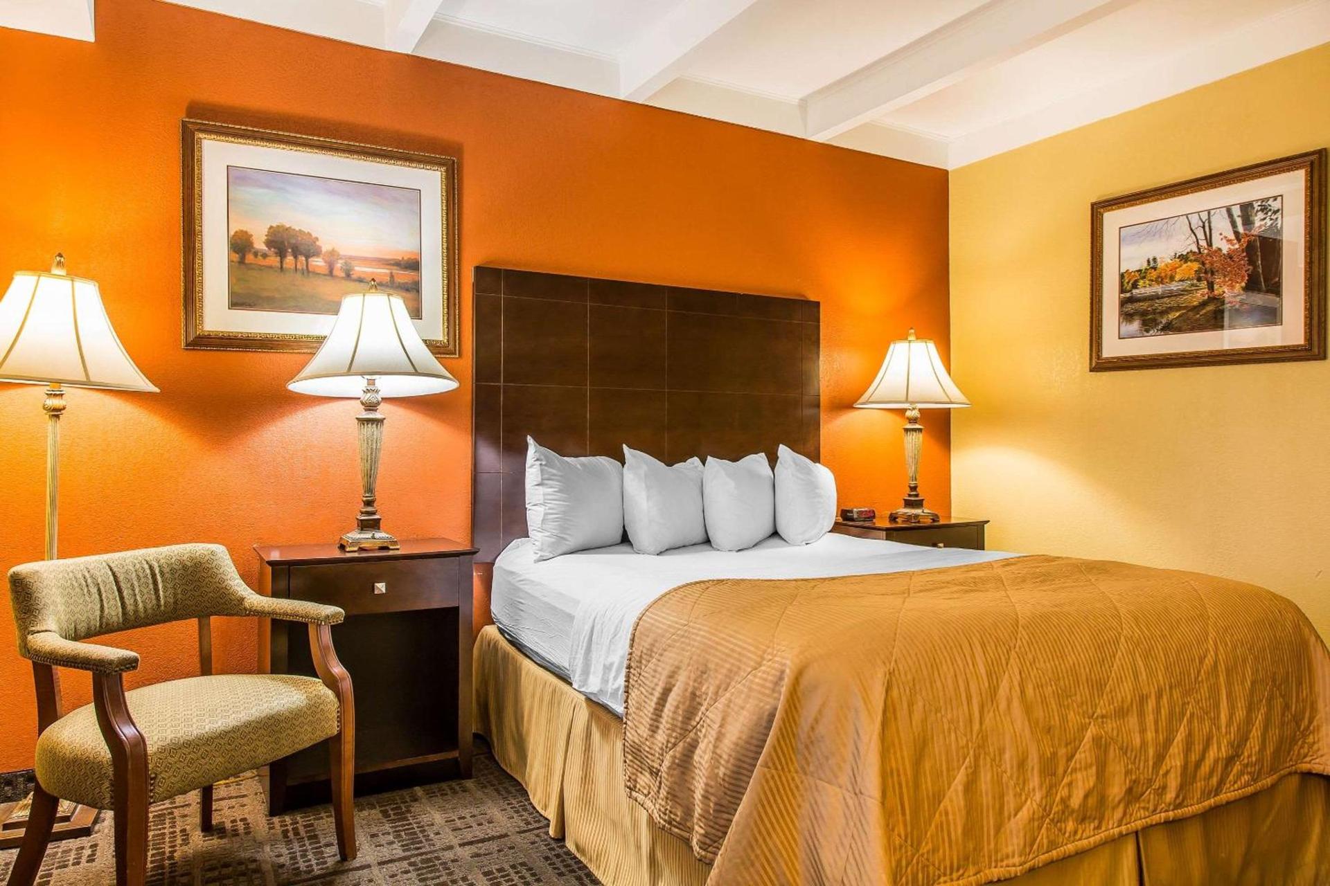 Clarion Hotel & Suites Hamden-New Haven photo 13