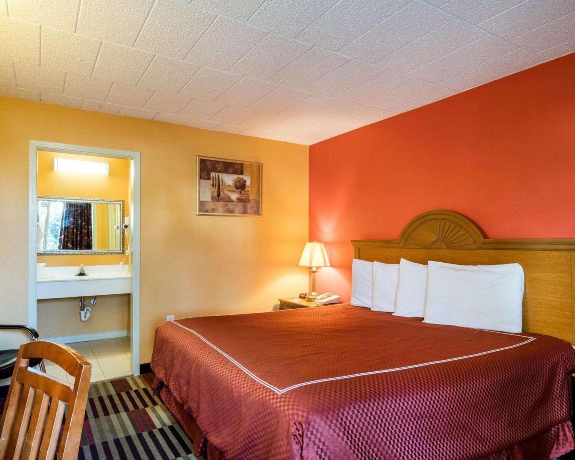 Rodeway Inn University photo 11