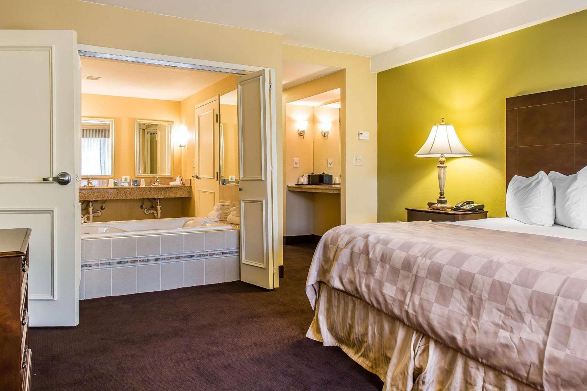 Clarion Hotel & Suites Hamden-New Haven photo 25