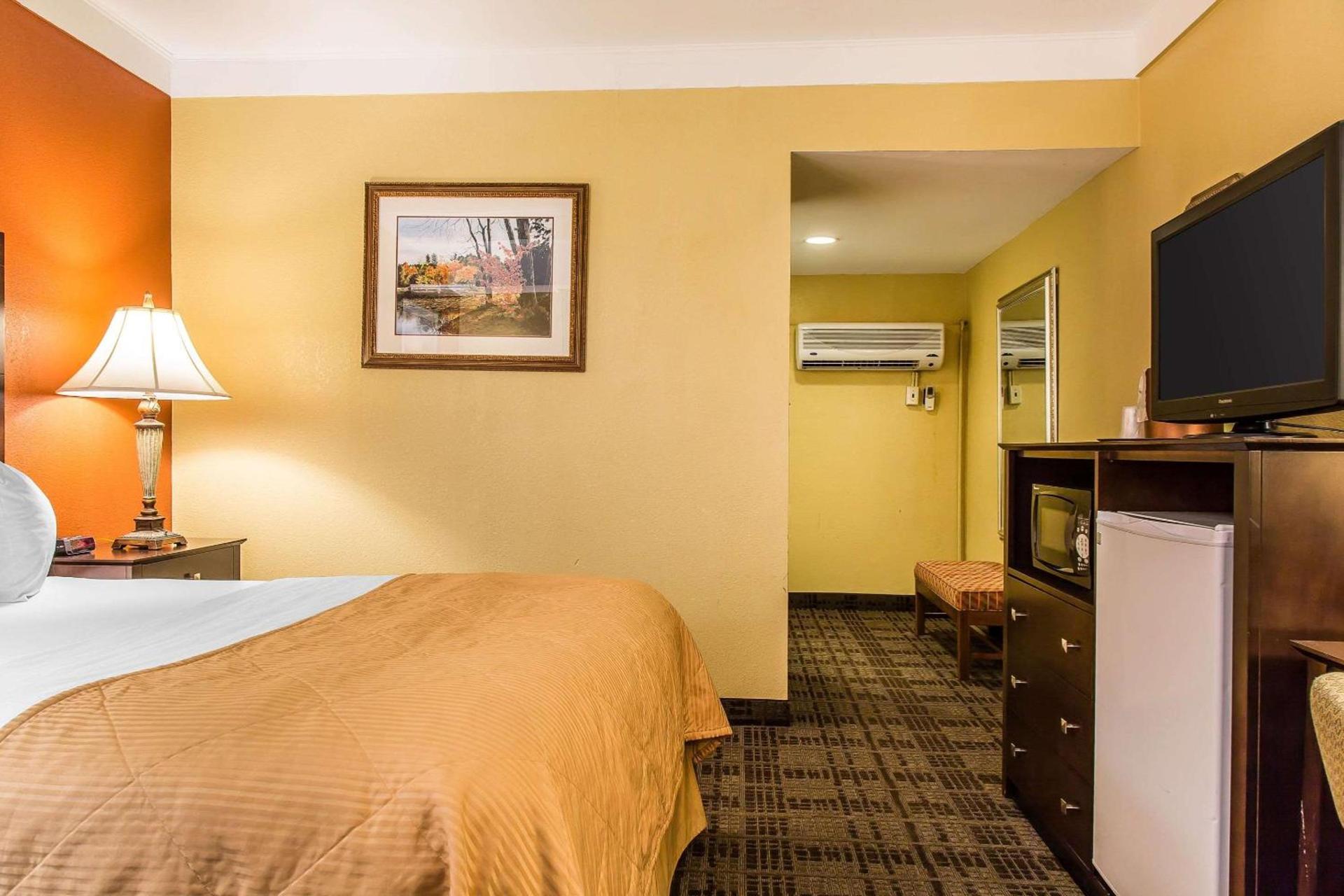 Clarion Hotel & Suites Hamden-New Haven photo 11