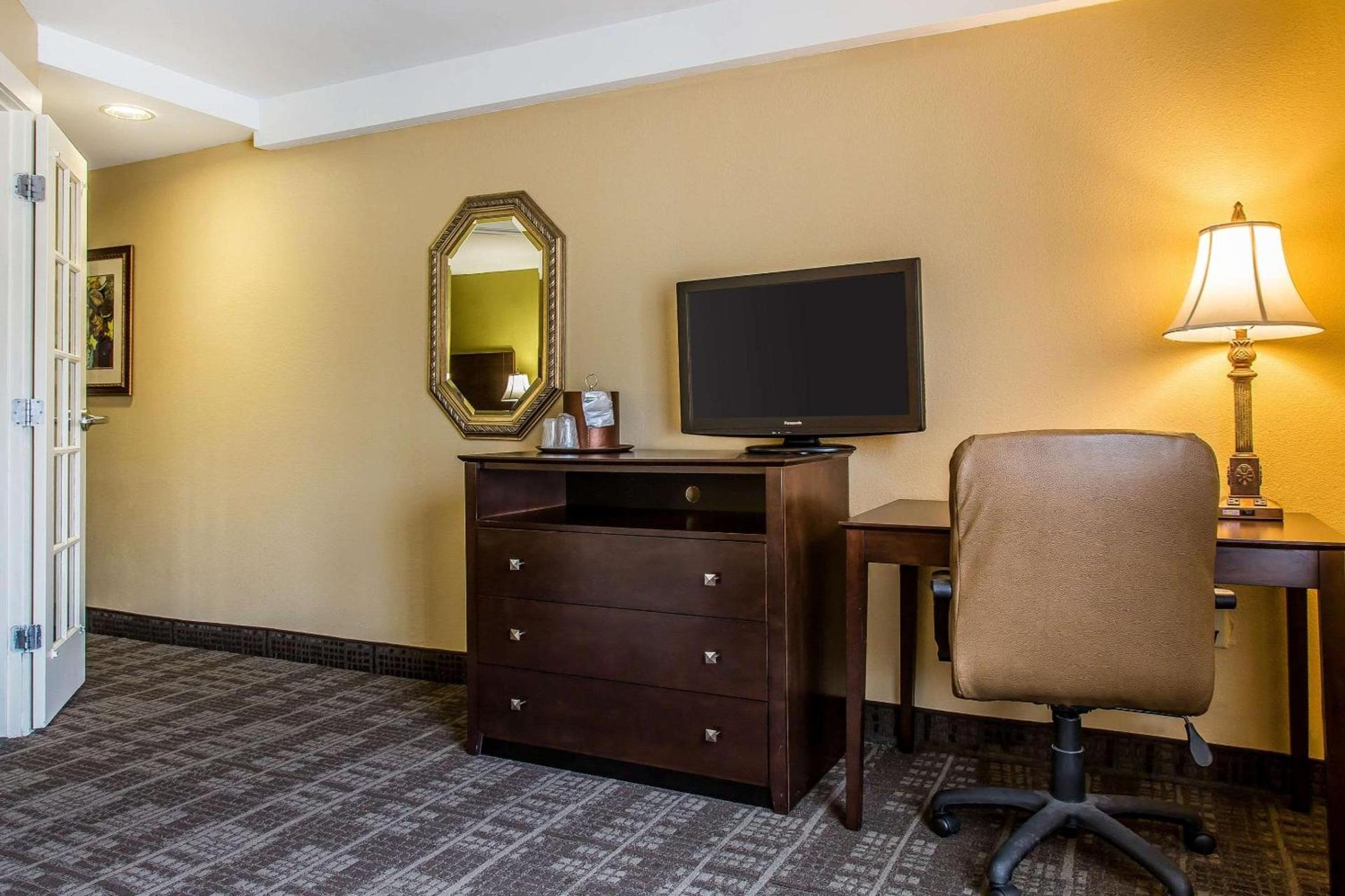 Clarion Hotel & Suites Hamden-New Haven photo 23